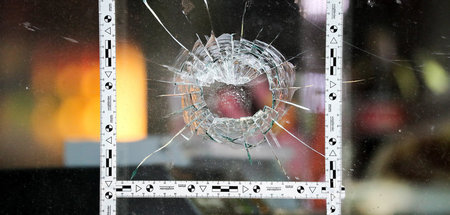 Einschussloch in einer Schaufensterscheibe nach dem Neonaziansch...