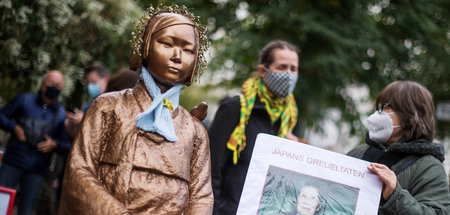 »Muss bleiben« (Demonstranten an der Statue, 13.10.2020)