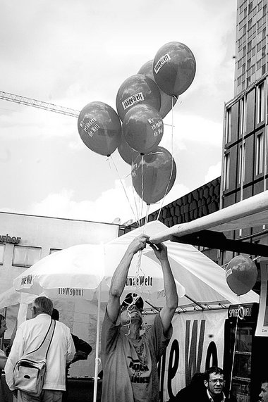 Immer ein Hingucker: jW-Stand beim Solibasar