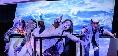 Jetzt hilft nur noch Schwimmen: Die angeklagte Frau Salzmann (Ev...