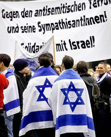 Für Krieg und Besatzung – Israel-Fans in Berlin (14.4.2002)