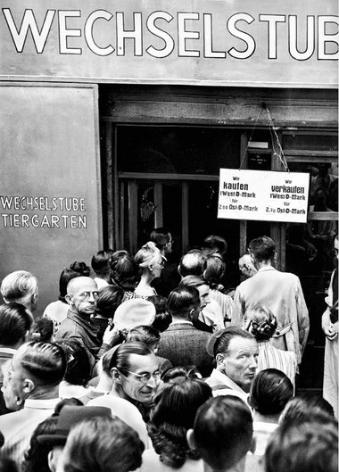 Schlange stehen für die DM – Westberlin, 2. August 1948