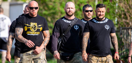 Mitglieder einer neonazistischen Kampfsportgruppe auf dem Weg zu...