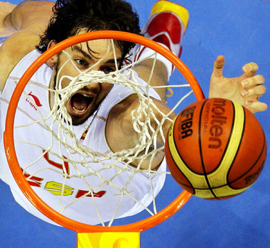 Husch, husch ins Körbchen – der spanische Korbjäger Pau Gasol