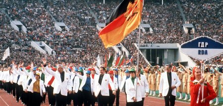 DDR-Mannschaft bei der Eröffnungsfeier der XXII. Olympischen Spi