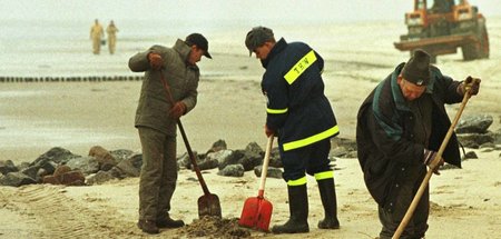 Hilfskräfte reinigen nach der Havarie des Frachters »Pallas« den...