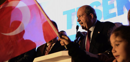 Wahlsieger Ersin Tatar (2. v. r.) auf einer Veranstaltung vor se...