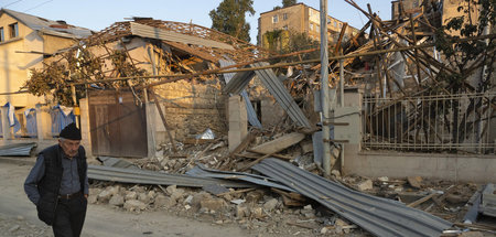Von aserbaidschanischer Artillerie zerstörtes Haus in Stepanaker...