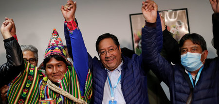 Luis Arce (M.) feiert am späten Sonntag abend mit seinem Team da...