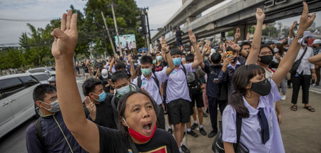 Das Symbol der Proteste: »Drei Finger für die Demokratie« (Bangk...