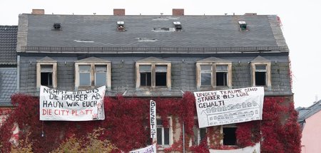 Das besetzte leerstehende Wohnhaus im Dresdner Hechtviertel am S...