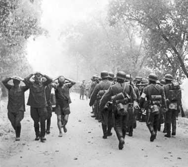 Juni 1941: Sowjetische Kriegsgefangene begegnen einer auf dem Vo...