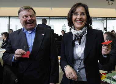 Willi van Ooyen (Die Linke) und Andrea Ypsilanti (SPD) sind sich...