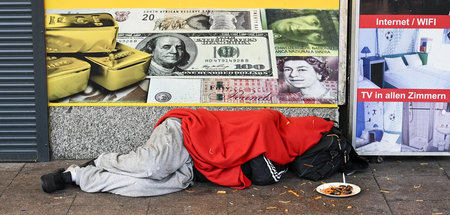 Ein schlafender Obdachloser auf der Reeperbahn in Hamburg