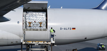 Frisch eingetroffen aus Shanghai: Lufthansa-Jet mit acht Million...