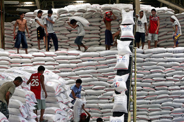 Vom Ausland gekaufter Reis wird in Manila umverpackt und – subve...