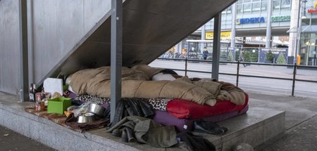 Unter der Rolltreppe zur Hochbahn: Schlafplatz eines Obdachlosen...