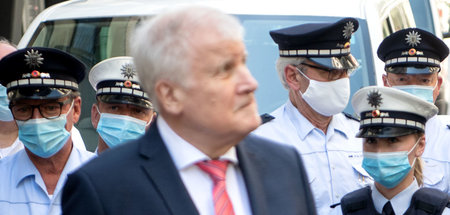 Chef ohne Maske: Bundesinnenminister Seehofer (CSU) im Juni zu B...