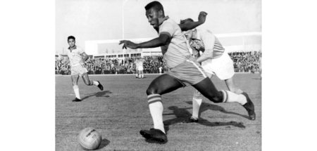 In Dribblings verliebt: »Rei« Pelé am Ball (8.5.1960)