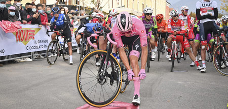 Socken hoch und durch: João Almeida beim Start der 17. Etappe de...