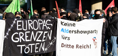 Teilnehmer einer Demonstration gegen den AfD-Landesparteitag (Br...