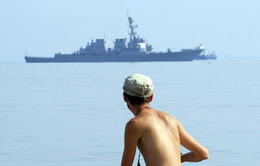 Babynahrung, Decken und »andere Güter« an Bord – »USS McFaul« vo... Babynahrung, Decken und »andere Güter« an Bord – »USS McFaul« vo...
