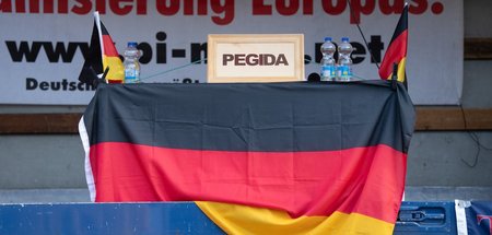 Immer mit Fahne unterwegs: »Pegida«-Rednerpult auf dem Dresdner ...
