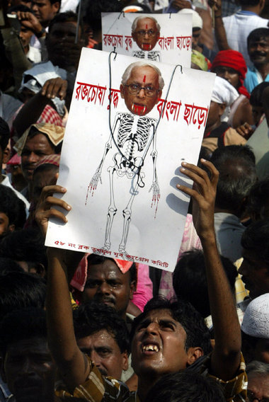 Am Sonntag in Singur: Protestplakat zeigt Chefminister von Westb... Am Sonntag in Singur: Protestplakat zeigt Chefminister von Westb...