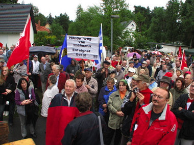 Kundgebung vor der Ernst-Thälmann-Gedenkstätte bei Königs Wuster... Kundgebung vor der Ernst-Thälmann-Gedenkstätte bei Königs Wuster...