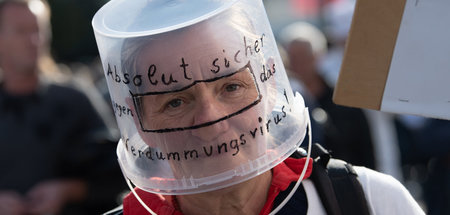 Im Eimer: Eine Teilnehmerin der Demonstration gegen die Maßnahme... Im Eimer: Eine Teilnehmerin der Demonstration gegen die Maßnahme...