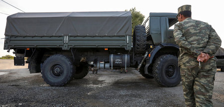 Ein aserbaidschanischer Soldat inspiziert einen Militär-Lkw (3.1... Ein aserbaidschanischer Soldat inspiziert einen Militär-Lkw (3.1...