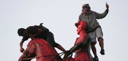 Feiernde auf dem Reiterdenkmal auf dem »Platz der Würde« am Sonn...