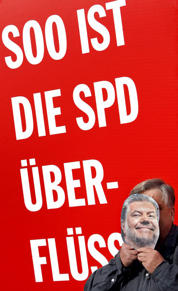 Der Mann mit der Maske hat beizeiten gewarnt: Protest vor SPD-Ze... Der Mann mit der Maske hat beizeiten gewarnt: Protest vor SPD-Ze...