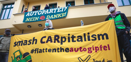 Transparente am Mittwoch morgen vor und an der Berliner Bundesge...