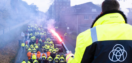 Leuchtfeuer: Hunderte Metaller protestierten für sichere Jobs be...
