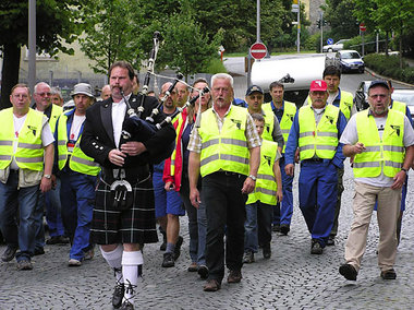 Die Brauer sind sauer: »Ob Ost, ob West – nieder mit der Unterne... Die Brauer sind sauer: »Ob Ost, ob West – nieder mit der Unterne...
