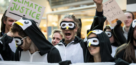 Auch am Flughafen Berlin-Tegel protestierte das Bündnis »Am Bode...