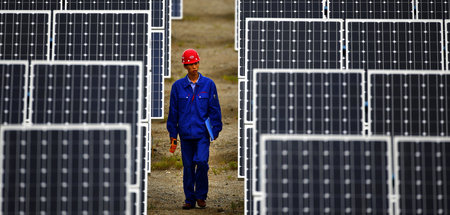 Feld mit Solarpanels auf einer Farm in Dunhuang in der Provinz G...