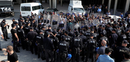 Von der Polizei umzingelter Protest der HDP gegen die Festnahme ...