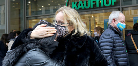 Mitarbeiter von Galeria Karstadt-Kaufhof vor einer geschlossenen... Mitarbeiter von Galeria Karstadt-Kaufhof vor einer geschlossenen...