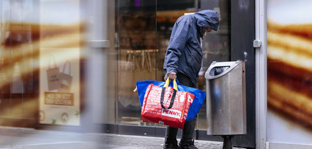 Einnahmequelle für arme Menschen: Flaschensammler in Kölner Inne... Einnahmequelle für arme Menschen: Flaschensammler in Kölner Inne...