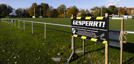 Lockdown für Millionen Freizeitsportler: Fußballplatz in Kiel