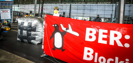 Gegen das Drehkreuz: Protestaktion während der Eröffnung des Hau...