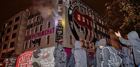 Bengalofeuer als Solidaritätsgruß von Hausprojekten auf der Demo...