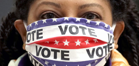 Eine Teilnehmerin des »Frauenmarsches« in Chicago ruft zur Wahl ...