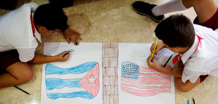 Gegen US-Blockade: Kinder in Havanna zeichnen die Flaggen Kubas ...