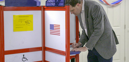 In einem Wahlbüro in den Vereinigten Staaten: »Die Dollar-Demokr...