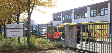 Einsatzfahrzeuge der Feuerwehr vor dem »Ankunftszentrum« für Flü...