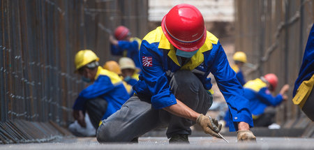 Die Krise planvoll bewältigen: Bauarbeiter in einem Versorgungst...