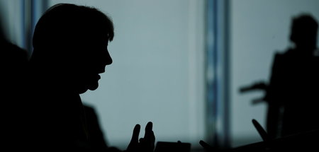 Bundeskanzlerin Angela Merkel erläutert am Montag in der Bundesp...